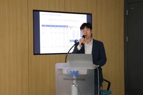 쿠콘이 ‘2026년 1분기 정례 IR’에서 경영 실적과 하반기 사업 전략을 발표하고 있다