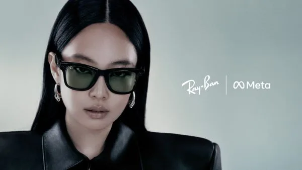 제니가 착용한 ‘레이밴 메타 웨이페어러(RAY-BAN META WAYFARER)’
